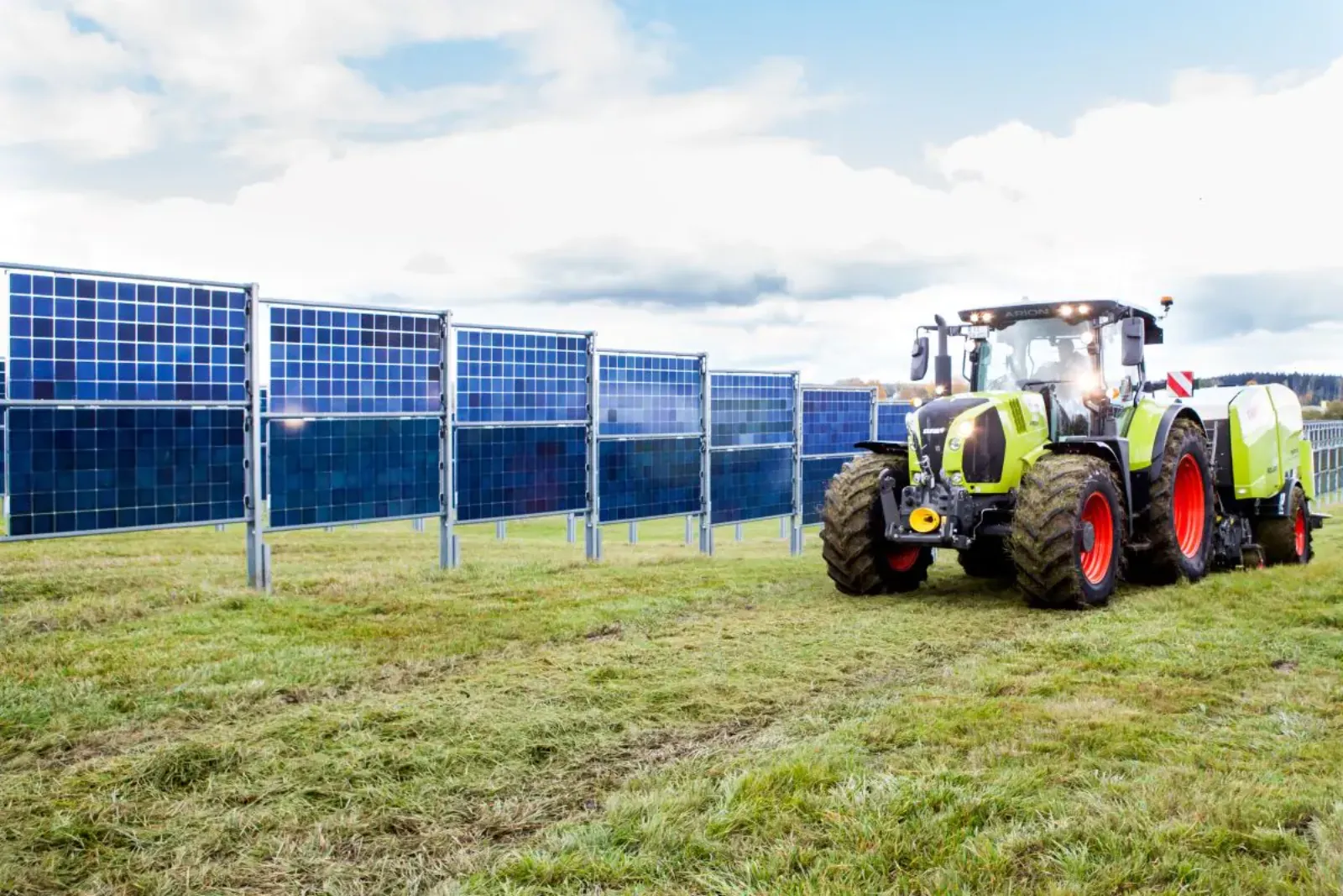 Agri-Photovoltaik Anlage mit Doppelnutzung auf Grünland und Ackerland