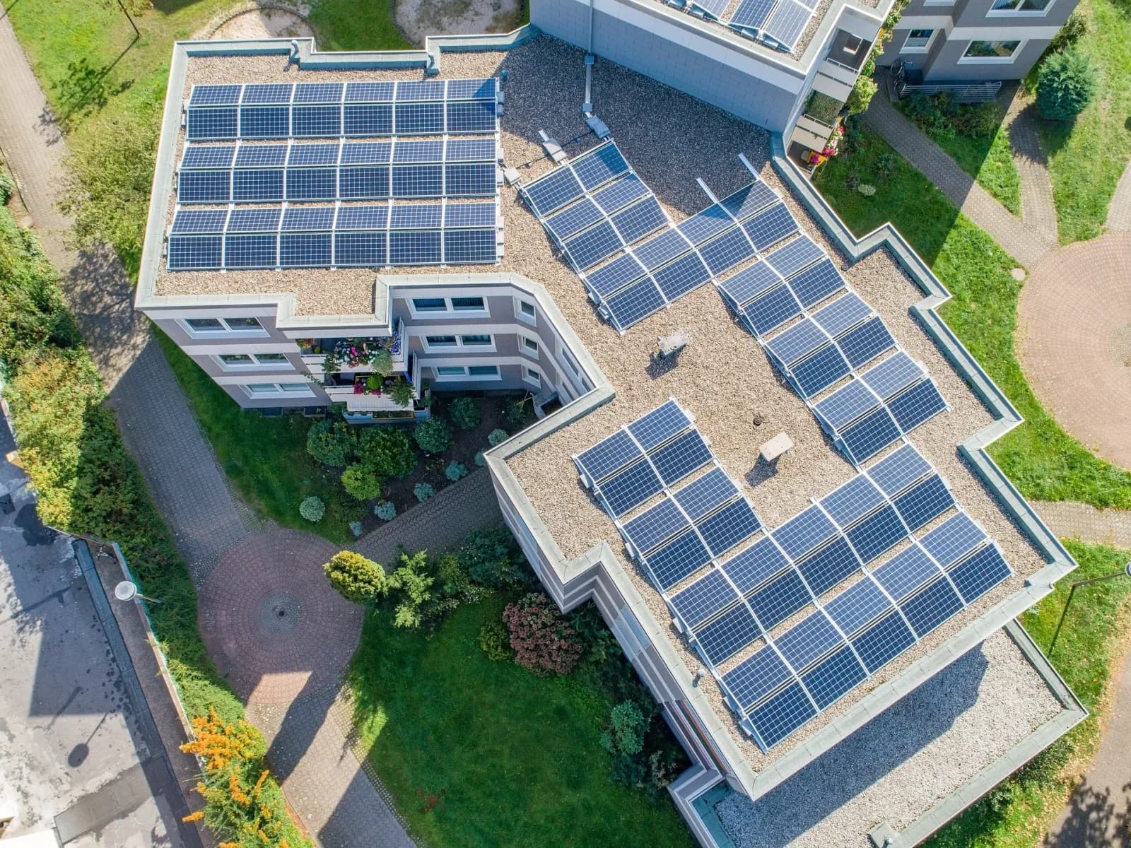 Photovoltaikanlage auf dem Dach eines Mehrfamilienhauses