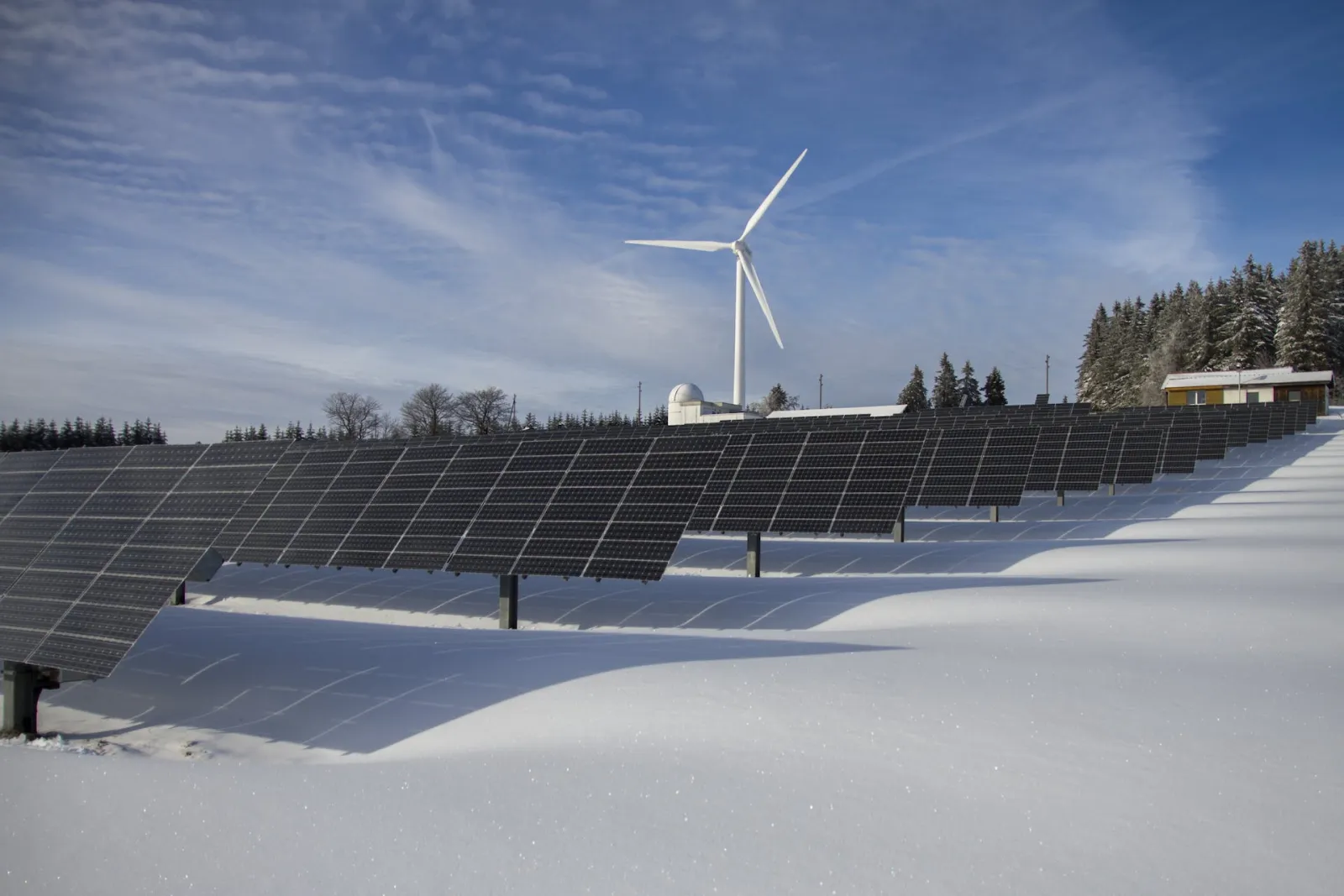 Vergleich von Photovoltaik und Windkraft auf einer Freifläche