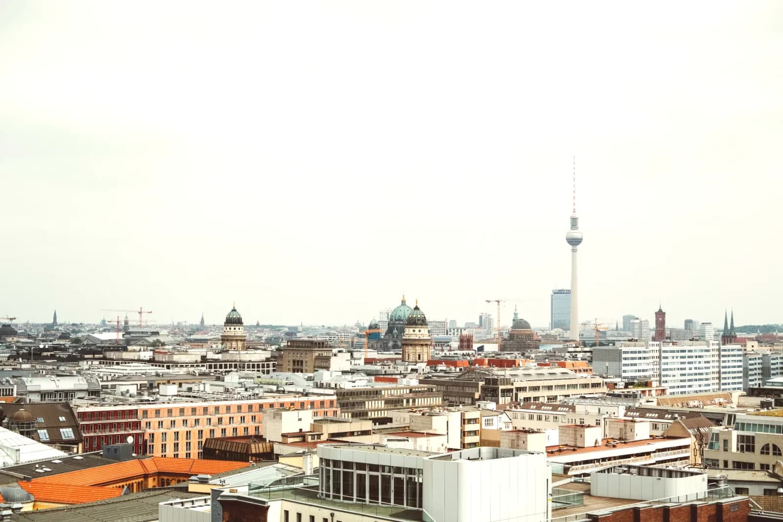 Photovoltaikanlage auf einem Berliner Gebäudedach zur Erfüllung der Solarpflicht